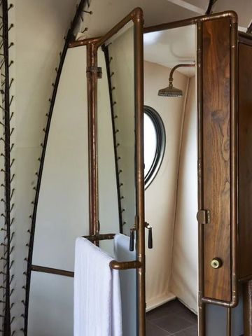 Modernes Badezimmer mit Holzakzenten und Fußbodenbeleuchtung.