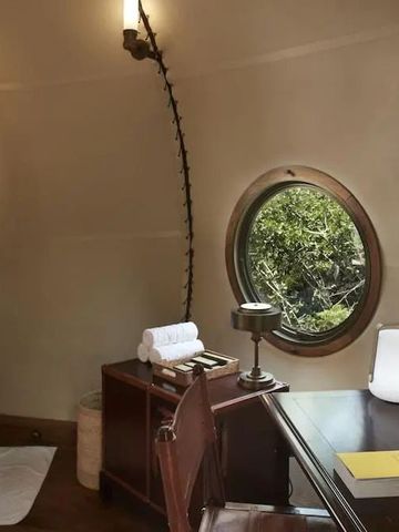 Komfortables Zeltinterieur mit Schreibtisch und Fenster mit Blick ins Grüne