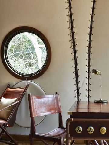 Elegante Inneneinrichtung mit Fenster und Schreibtisch