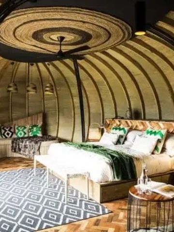 Elegantes Schlafzimmer mit organischem Design und gemütlicher Atmosphäre