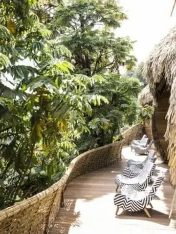 Sonnige Terrasse mit bequemen Sitzmöglichkeiten und üppiger Vegetation