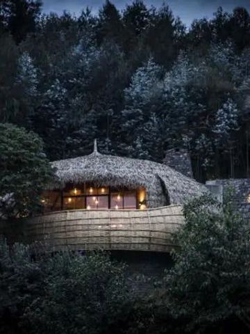 Architektonisch einzigartiger Gebäudekomplex inmitten bewaldeter Umgebung