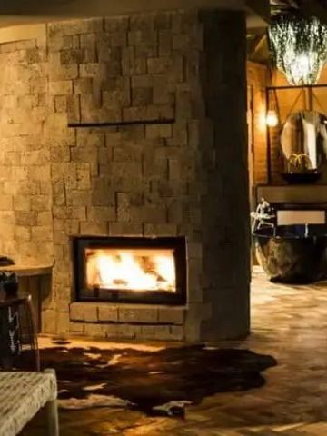 Gemütlicher Kaminbereich mit Backsteinwand im Hotel Wilderness Bisate