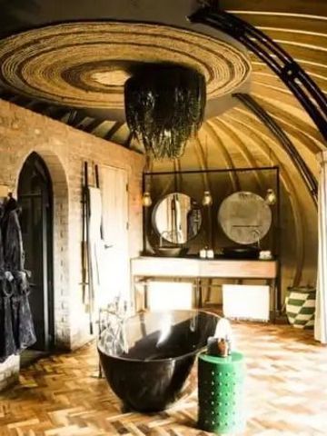 Luxuriöses Badezimmer mit freistehender Badewanne und Design-Decke