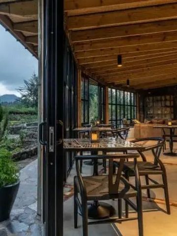 Offenes Restaurant mit Blick auf die natürliche Umgebung