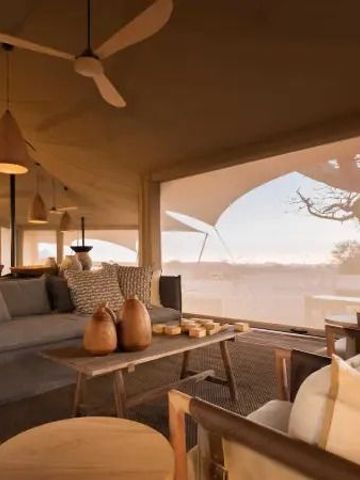 Wohnbereich mit stilvollen Möbeln und Panoramablick