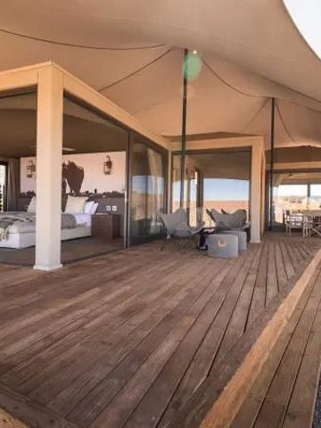 Geräumige Terrasse mit modernen Zeltdach-Strukturen