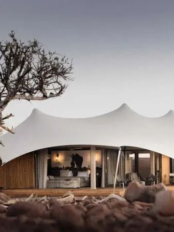 Weiße Zeltdach-Architektur mit natürlicher Umgebung