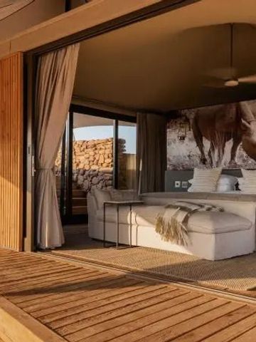 Luxuriöse Suite mit offener Holzterrasse und stilvollem Dekor