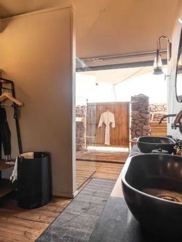 Modernes Badezimmer mit offenem Zugang im natürlichen Design