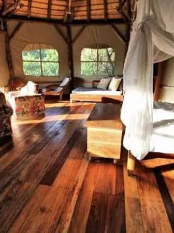 Rustikales Zimmer mit Holzfußboden und Panoramafenster