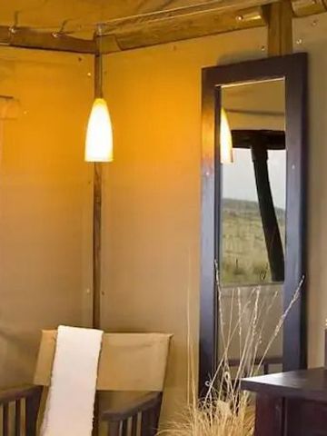 Elegantes Zeltinterieur mit Sitzbereich und Spiegel