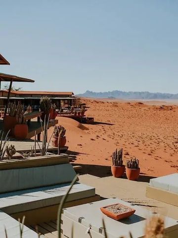 Sonnenbett-Lounge im Wolwedans Dune Camp in der Wüste