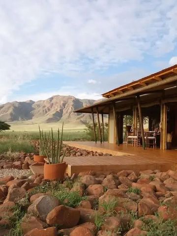 Terrasse mit Ausblick auf Wüstenlandschaft und Berge