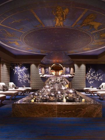 Luxuriöses Spa mit kunstvoller Decke und entspannenden Liegen im Wynn Las Vegas