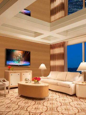 Geräumiges Wohnzimmer einer Suite im Wynn Las Vegas mit Panoramafenstern