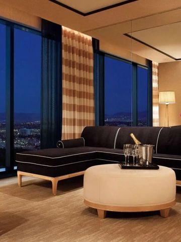 Eleganter Wohnbereich einer Suite bei Nacht im Wynn Las Vegas mit beleuchteter Stadtansicht