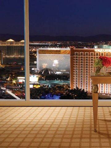 Atemberaubender Ausblick auf die glitzernde Skyline von Las Vegas bei Nacht.