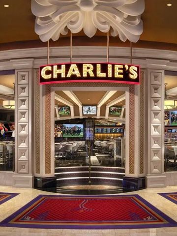 Eingangsbereich von Charlie's Restaurant im luxuriösen Stil.