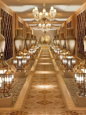 Prächtiger, reich dekorierter Korridor mit Laternenbeleuchtung.