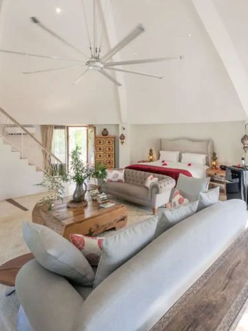 Geräumige Villa mit moderner Einrichtung und eleganten Möbeln