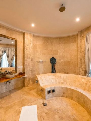 Großes Badezimmer mit stilvollem Steininterieur und großzügiger Dusche