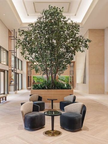 Helle und luftige Lobby mit modernem Design und großem Baum