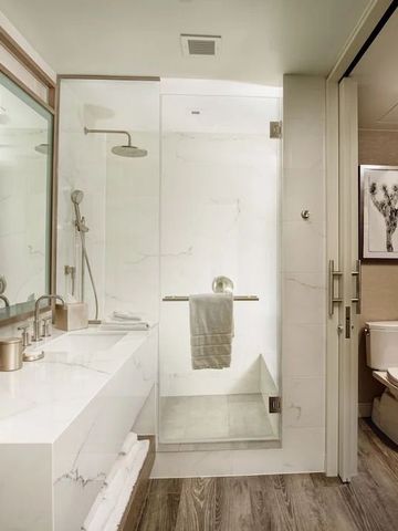 Modernes Badezimmer mit Glasdusche und Marmordetails