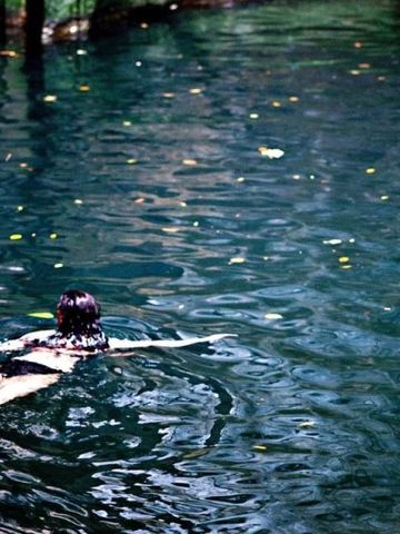 Person schwimmt in kristallklarem Wasser von Yasawa Island Resort.