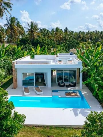 Luxusvilla mit privatem Pool umgeben von tropischen Pflanzen und Palmen