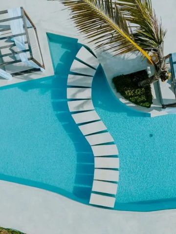 Moderner Poolbereich mit eleganten Liegen und Palmen