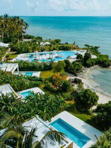 Panoramablick auf Villen und das azurblaue Meer