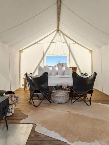 Zeltlounge mit eleganten Sitzmöglichkeiten und stimmungsvollem Licht