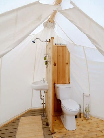 Duschbereich mit Waschbecken und Toilette in einem Zelt