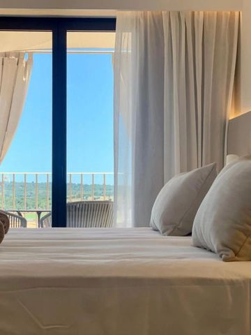 Komfortables Hotelzimmer mit Blick auf die Terrasse und die Landschaft