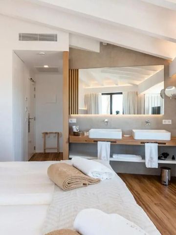 Modernes Badezimmer im Hotelzimmer mit zwei Waschbecken und Holzverkleidung