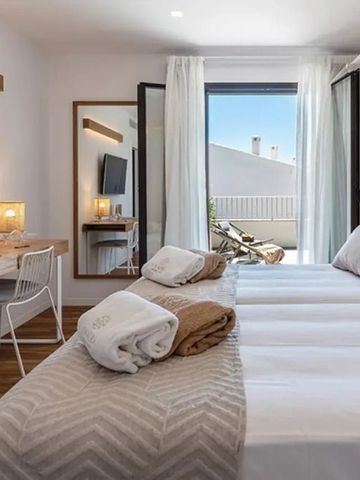 Gemütliches Hotelzimmer mit Schreibtisch und Zugang zur Terrasse