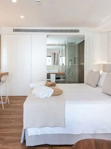 Geschmackvoll eingerichtetes Hotelzimmer mit Holzboden und heller Einrichtung