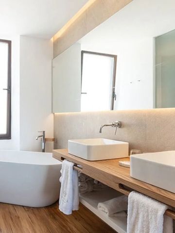 Modernes Badezimmer mit freistehender Badewanne und Doppelwaschbecken