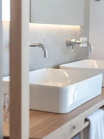 Nahaufnahme von modernen Doppelwaschbecken mit Holzdetails