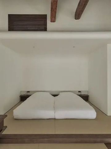 Minimalistisches Schlafzimmer mit Tatamimatten und Holzbalken im Hotel Yoruya