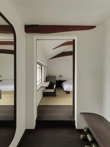 Moderner japanischer Einrichtungsstil mit Spiegel und Holzbalken