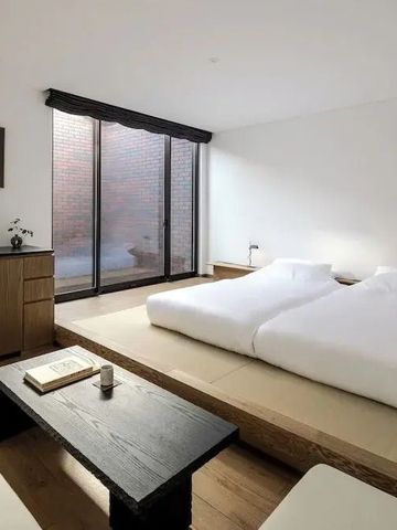 Modernes Hotelzimmer mit Doppelbett und minimalistischem Design