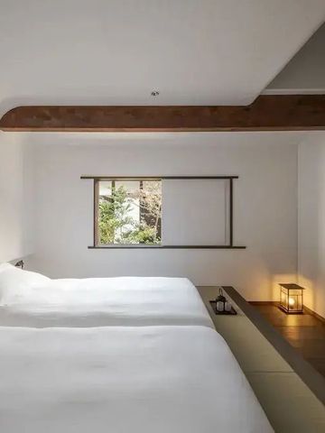 Warm gestaltetes Zimmer mit traditionellem japanischen Element und Ausblick