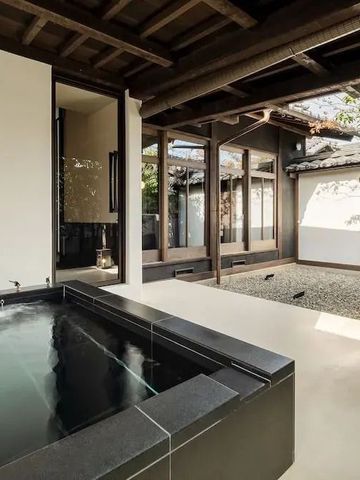 Offener Innenhof mit einem kleinen modernen Bassin und traditionellen Elementen