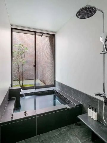 Luxuriöses Badezimmer mit moderner Dusche und großem Fenster