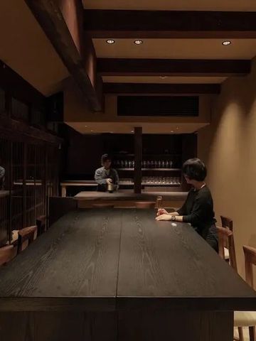 Elegante Bar mit Holztischen im gedämpften Licht, zwei Menschen genießen Getränke