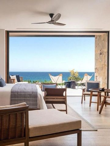 Luxuriöses Hotelzimmer mit offener Terrasse und direktem Blick auf das Meer.