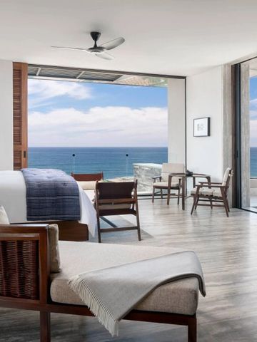 Offenes, geräumiges Zimmer mit Panoramablick auf das Meer.