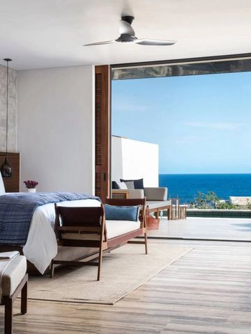 Luxuriöse Suite mit offener Aussicht auf das Meer und modernem Interieur